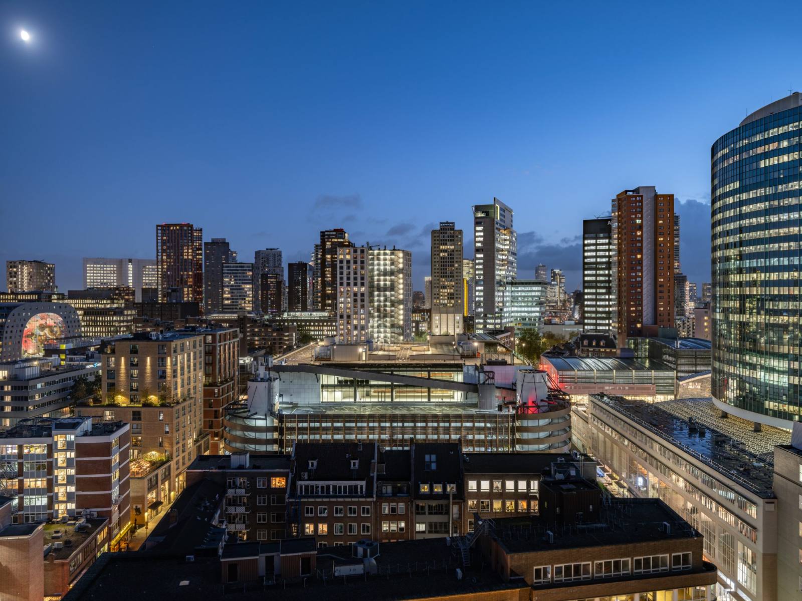 AIR Offices — Rotterdam skyline bij schemering
