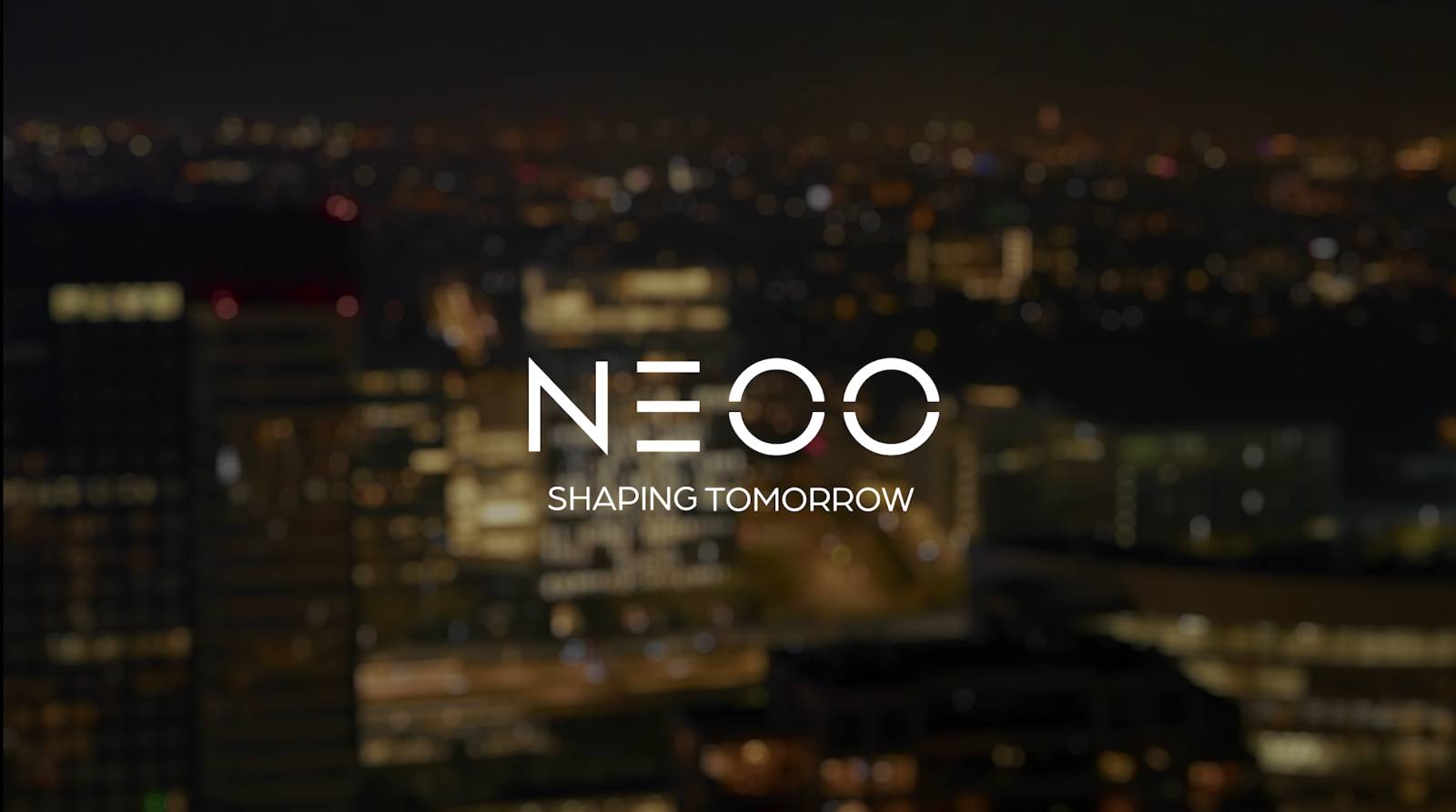 De skyline van de stad bij nacht, beeld uit de NEOO-film