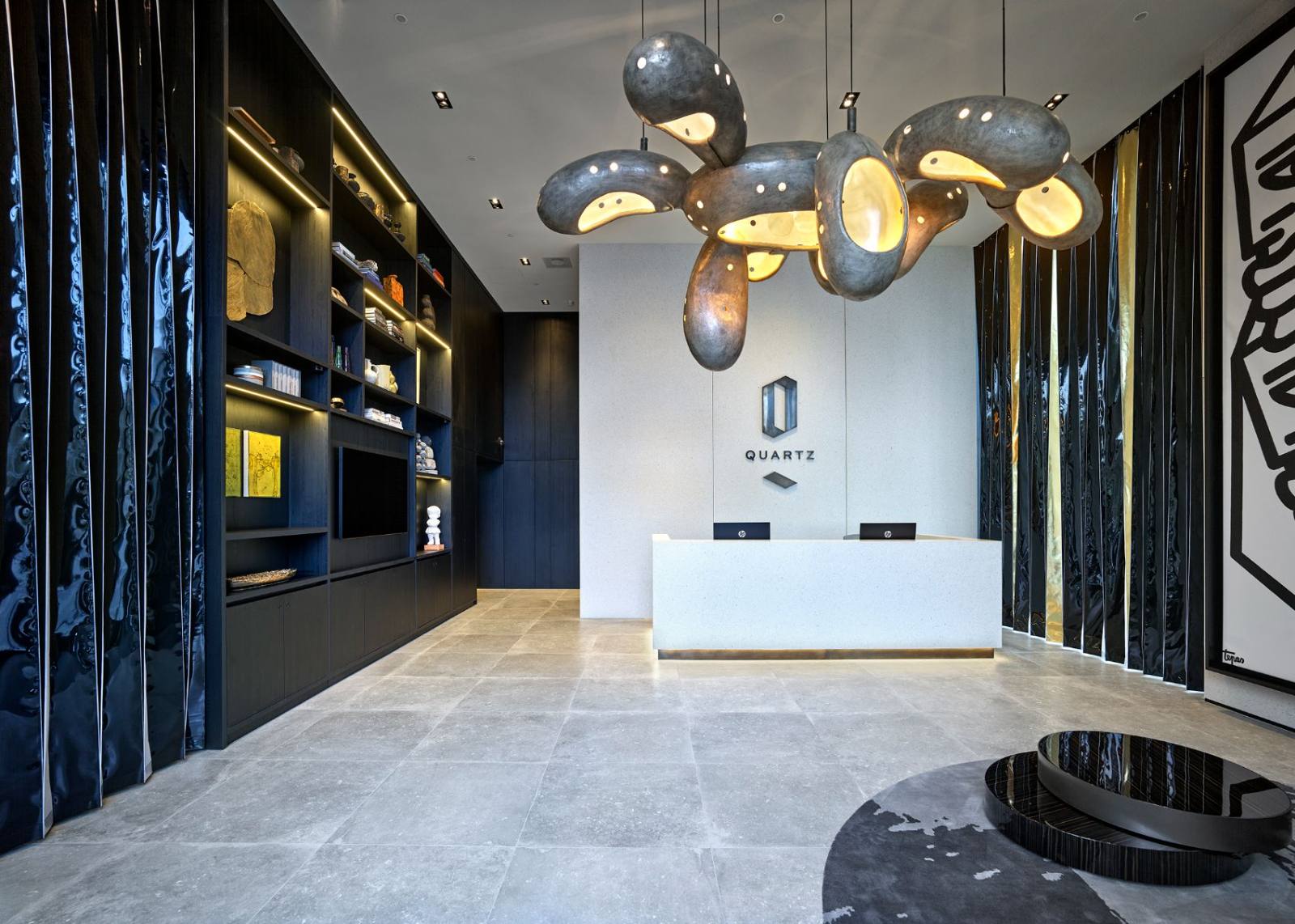 Quartz — lobby met kunst en receptie