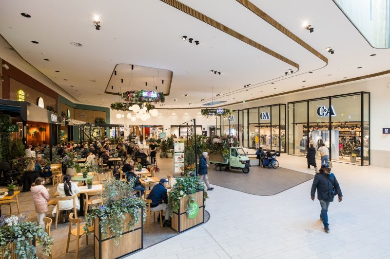Het horecaplein met zitplekken en beplanting