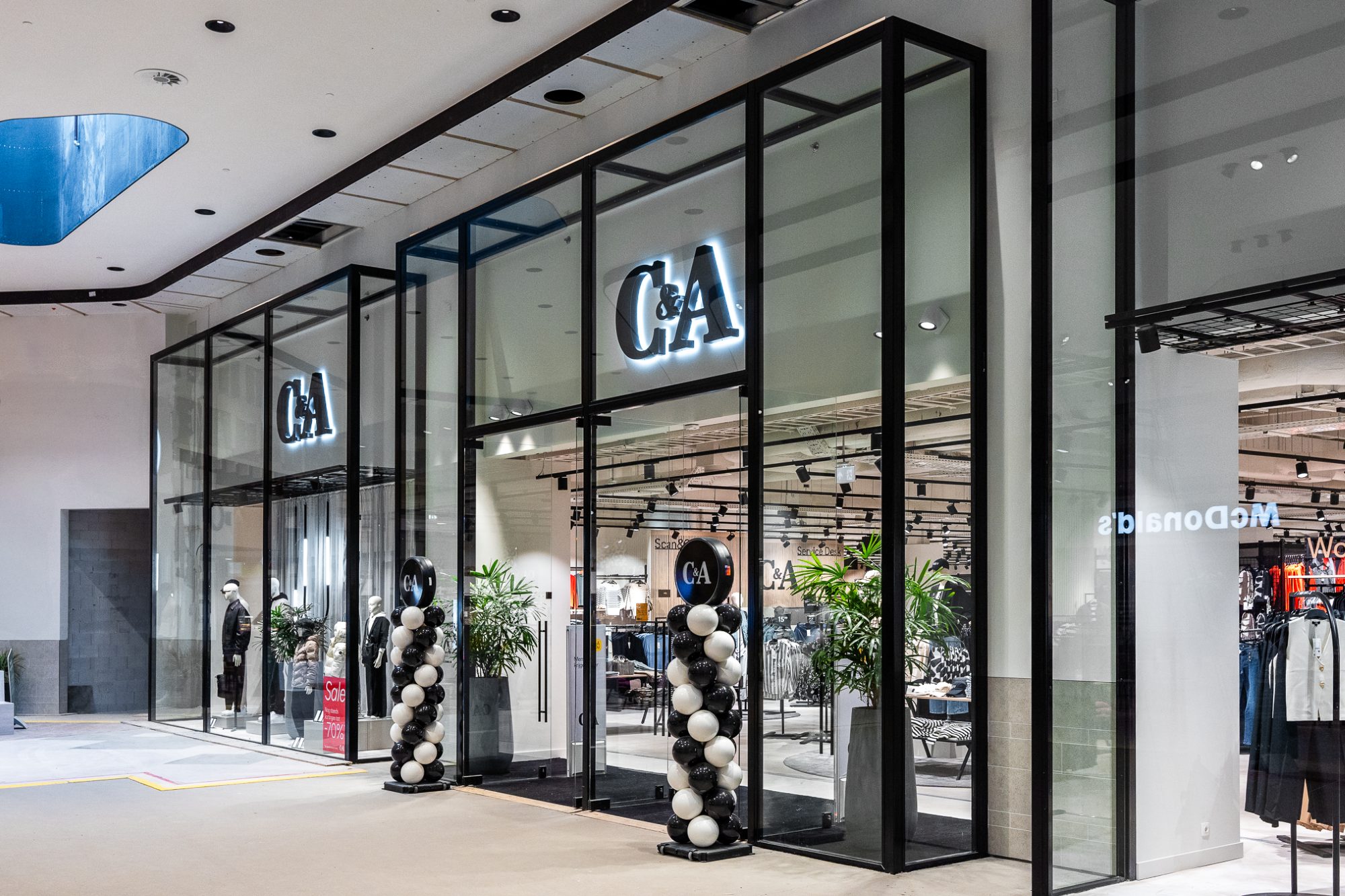 De nieuwe winkelpui van C&A, gezien vanuit de passage