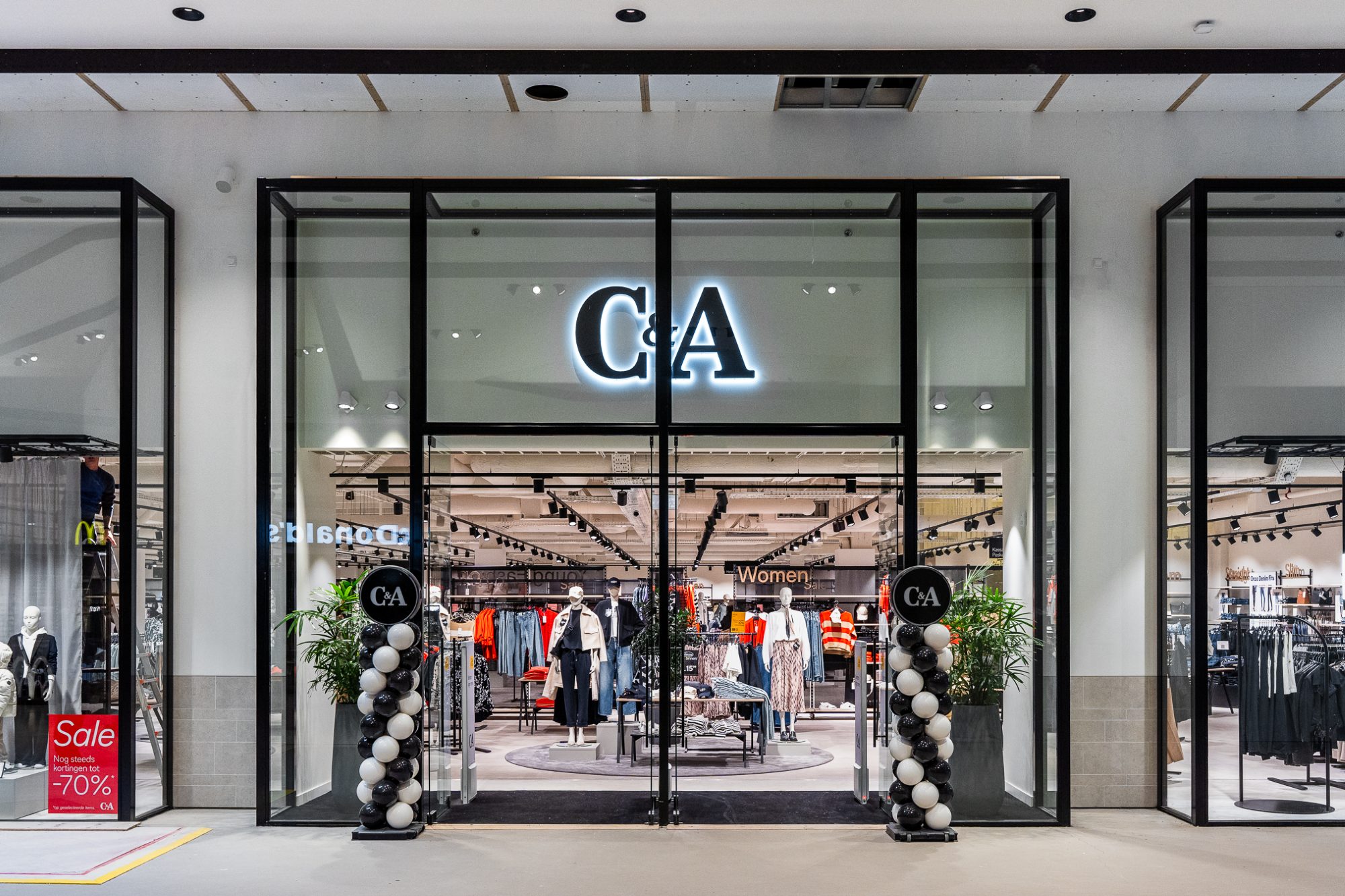 De entree van C&A in de vernieuwde passage
