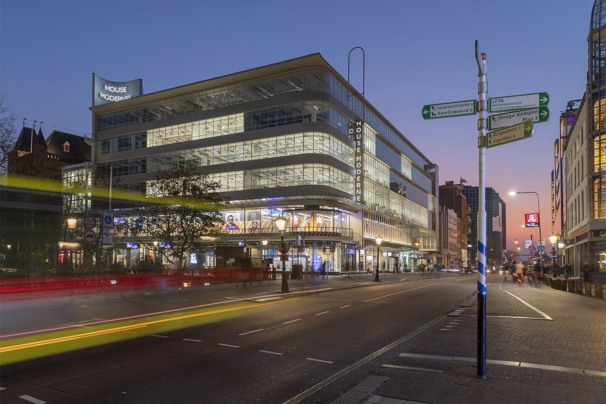 House Modernes in het blauwe uur, met lichtsporen van passerend verkeer