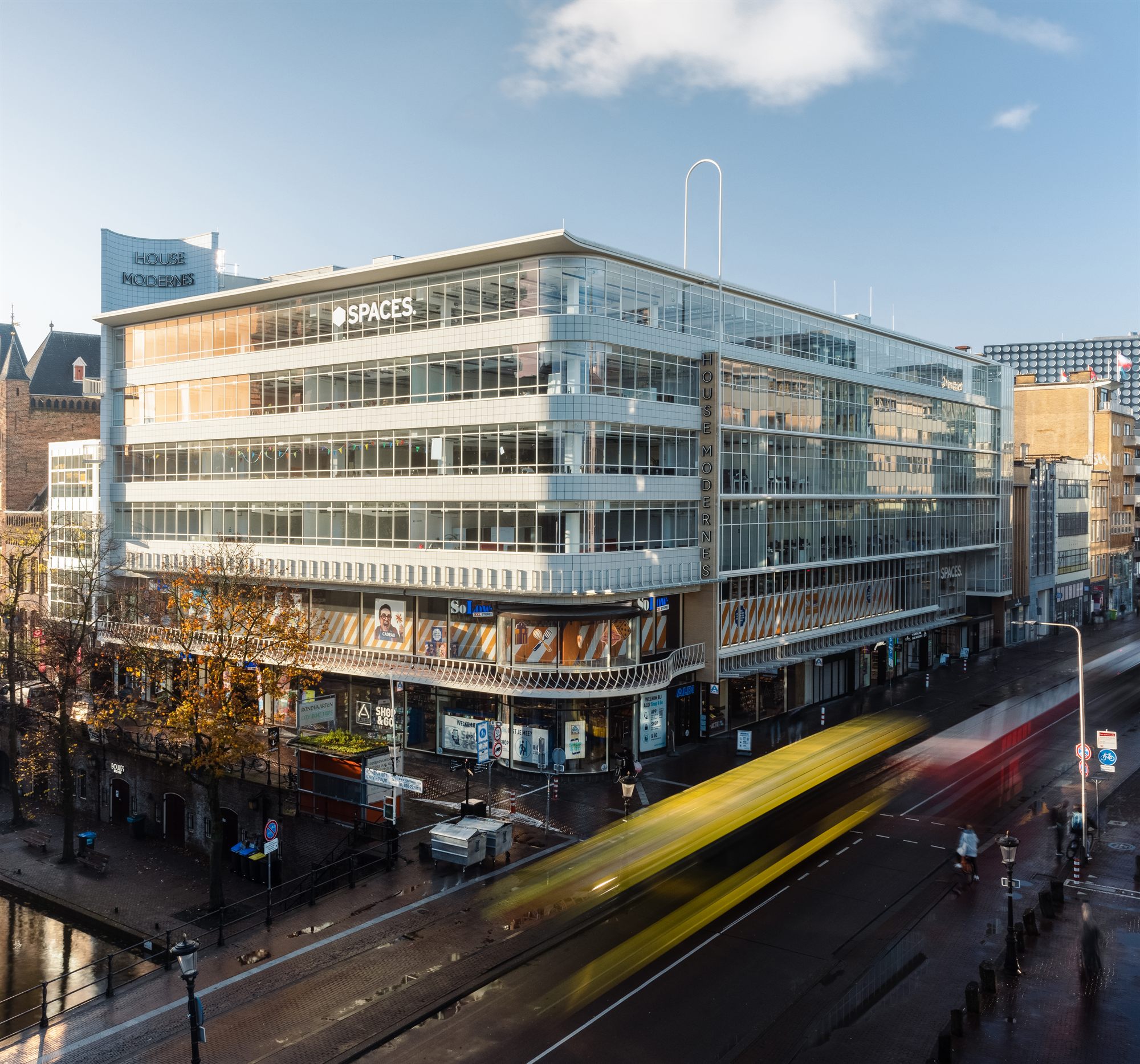 Overzicht van het gebouw op de hoek van de Oude Gracht en de Lange Viestraat