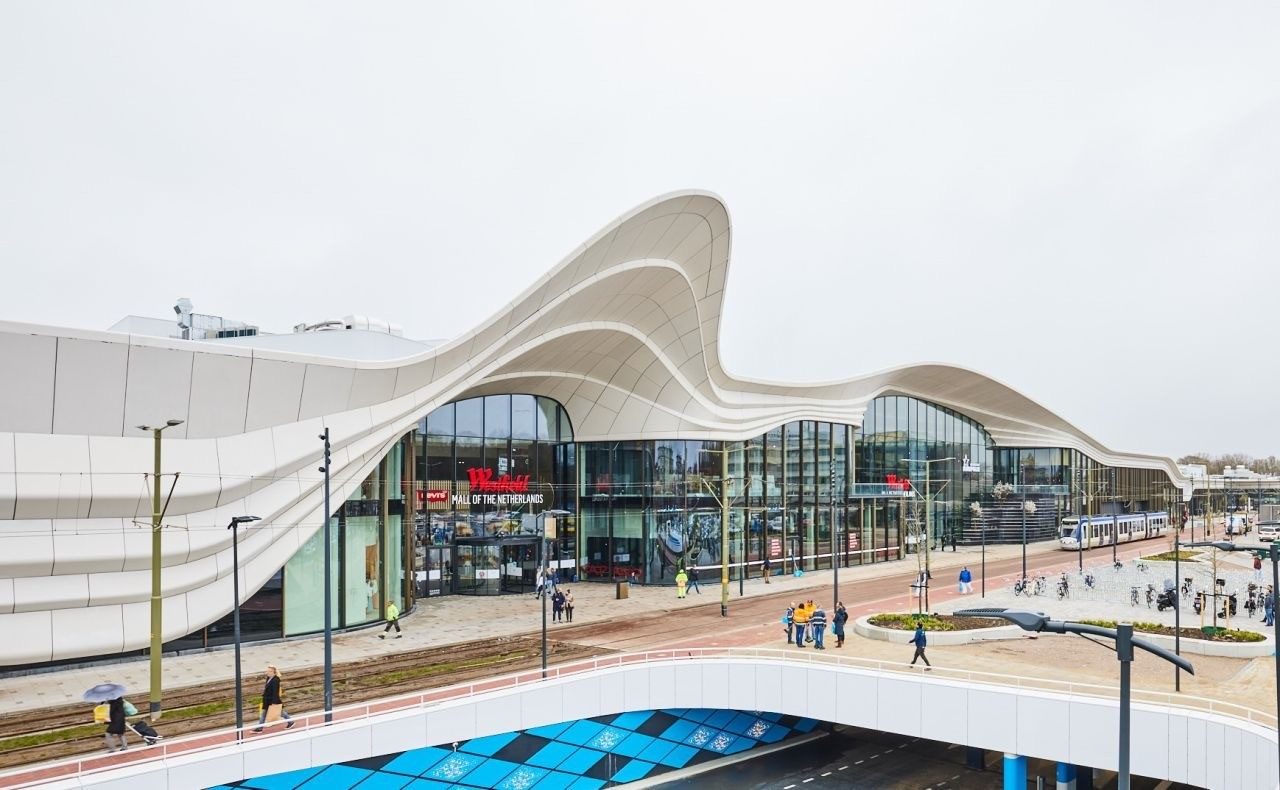 Het golvende dak van het winkelcentrum, gezien vanaf de openbare ruimte