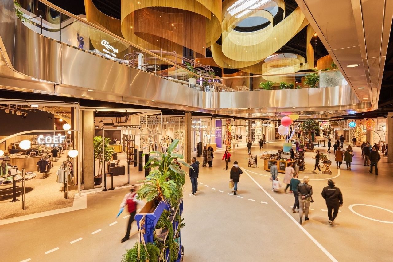 Het atrium over meerdere lagen met horeca en winkels