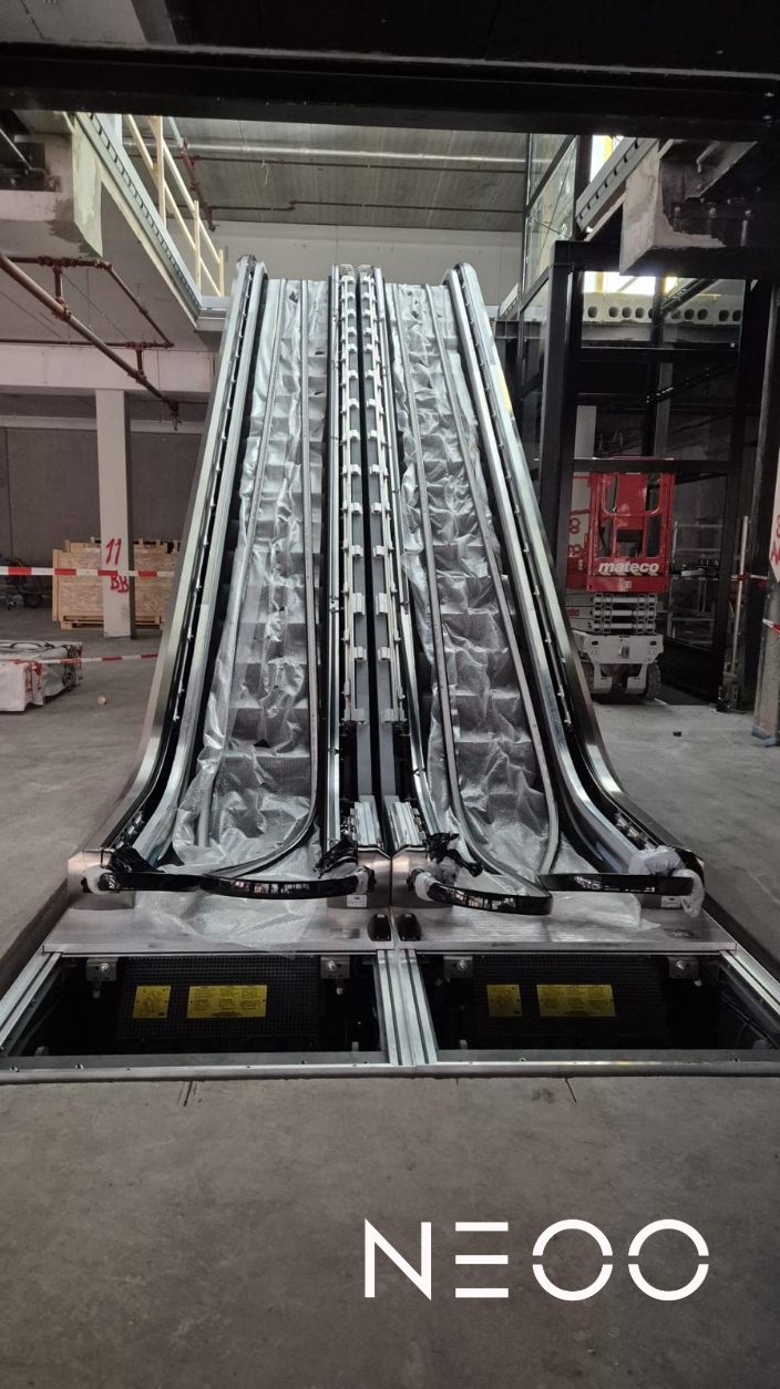 Roltrappen in aanbouw in de winkelunit
