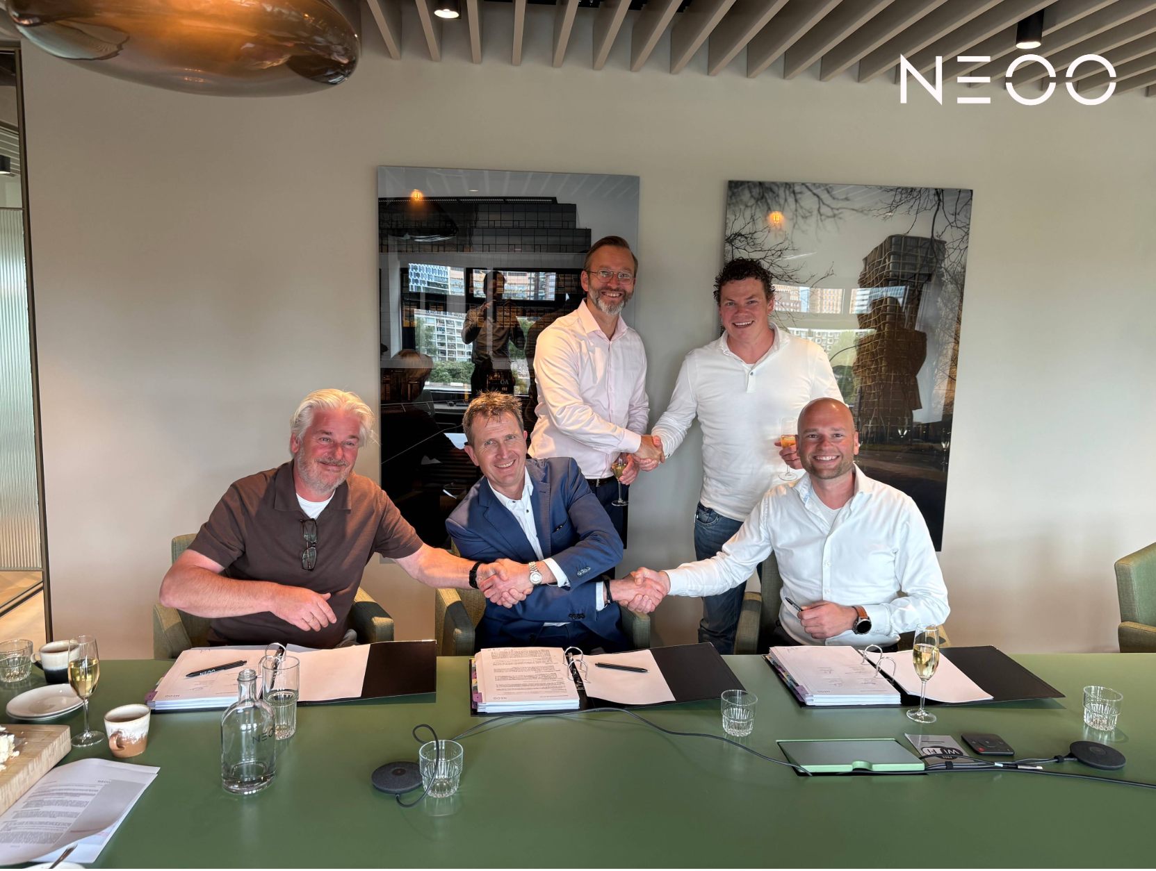 De ondertekening van de aannemingsovereenkomst op het kantoor van NEOO