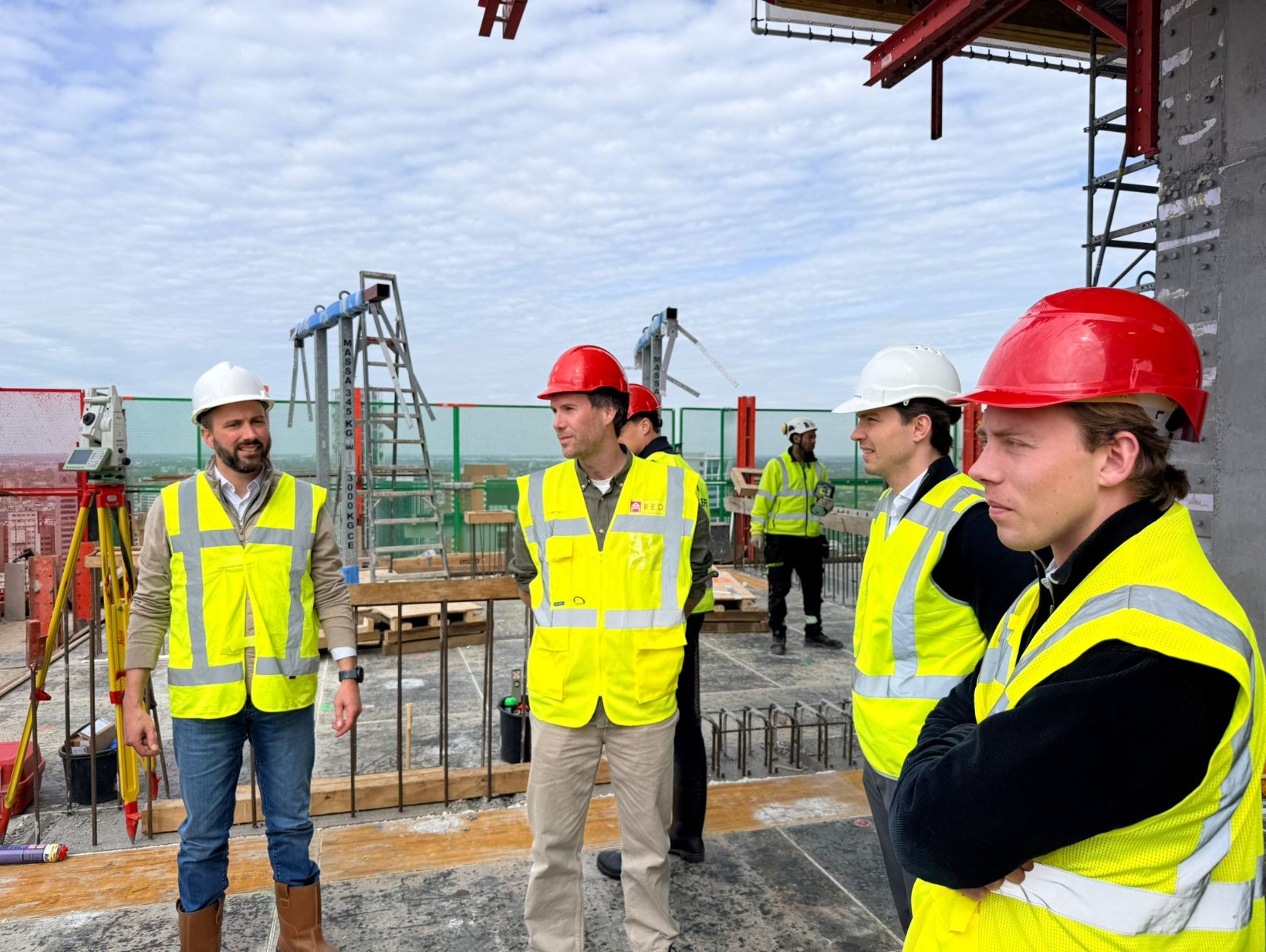 Het commerciële team van NEOO op de bouwplaats van de Baantoren
