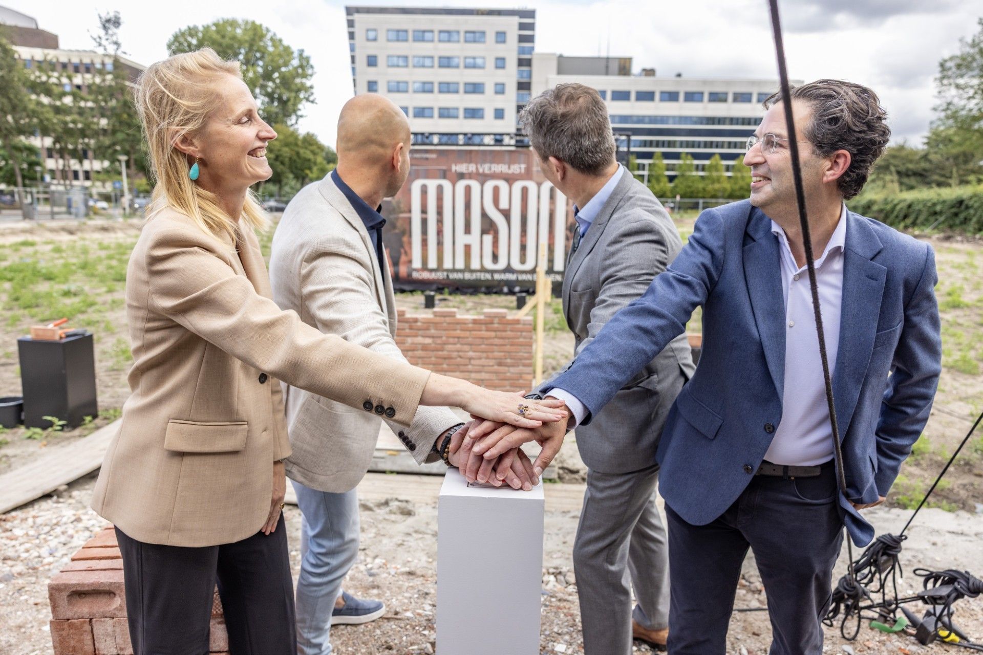 De starthandeling voor de bouw van Mason aan de Vlaardingenlaan in Amsterdam
