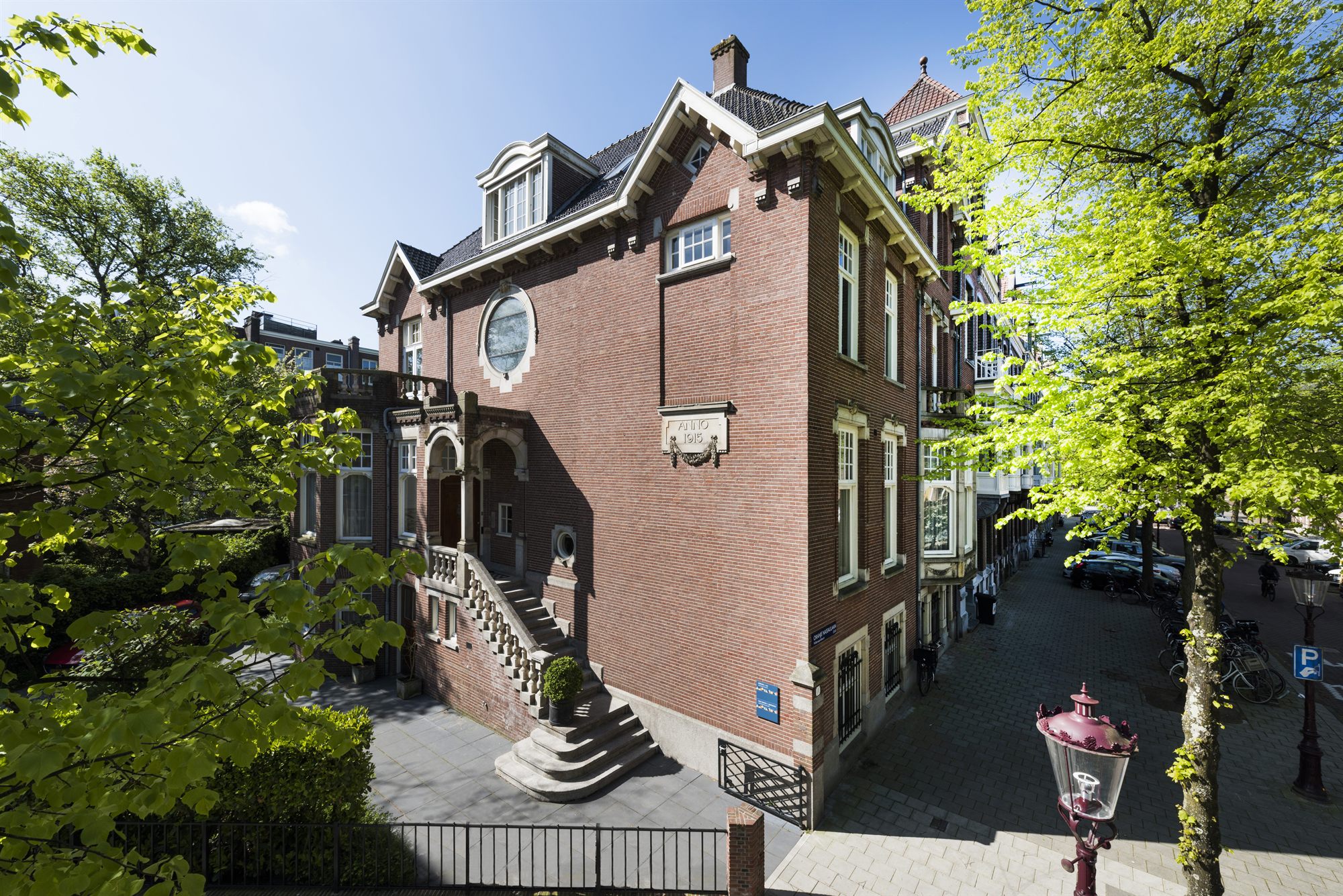 De villa vanaf de straatzijde