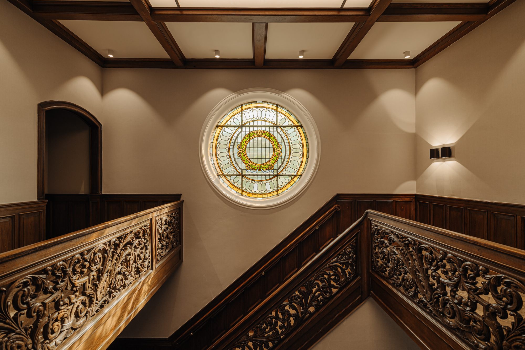 Het trappenhuis met glas-in-loodraam