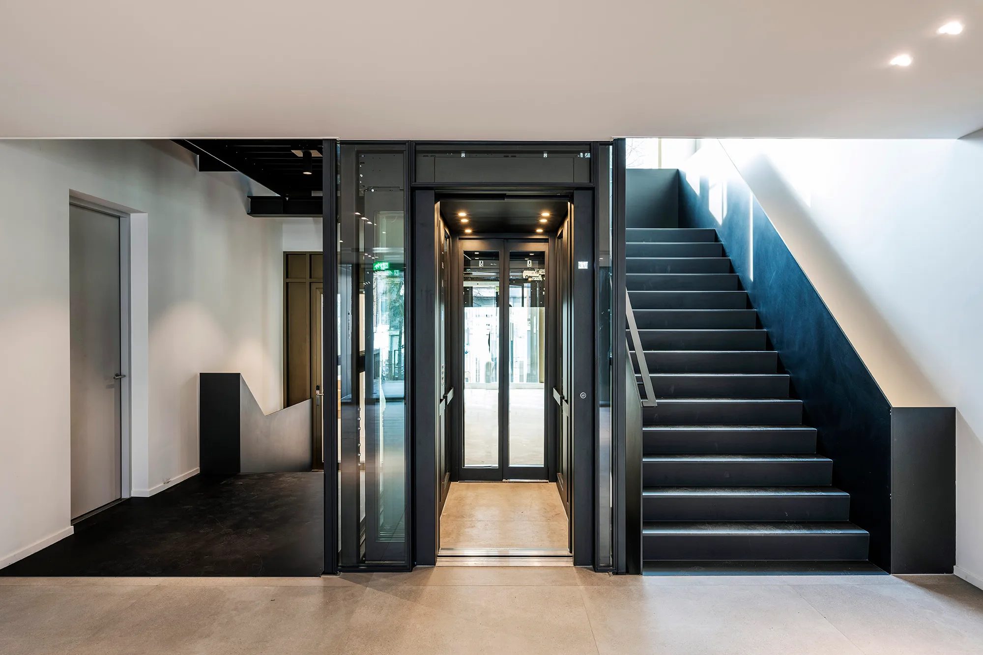 De entreehal met trap en liftkern
