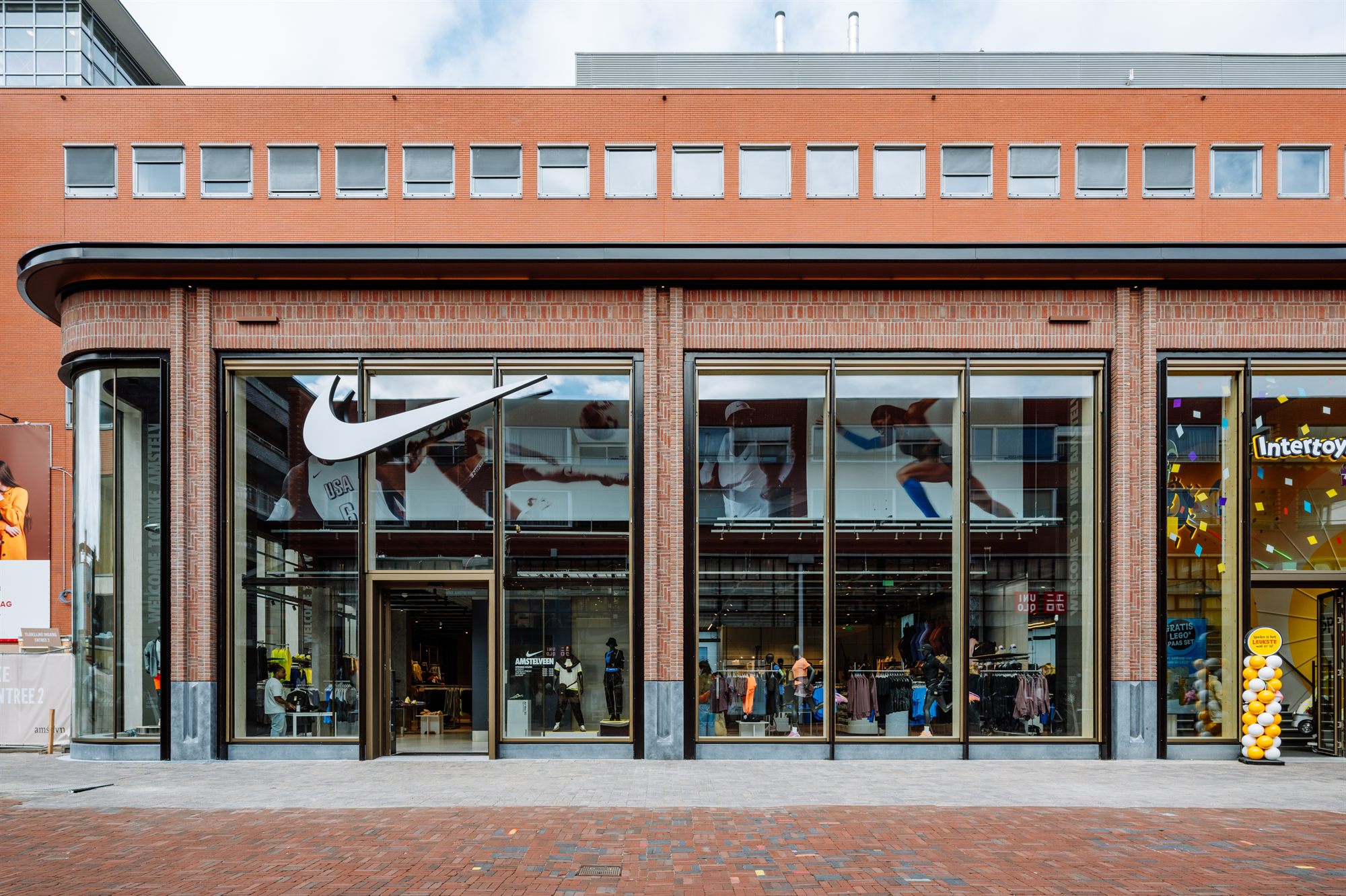 De gevel van de Nike flagship store aan de Rembrandthof