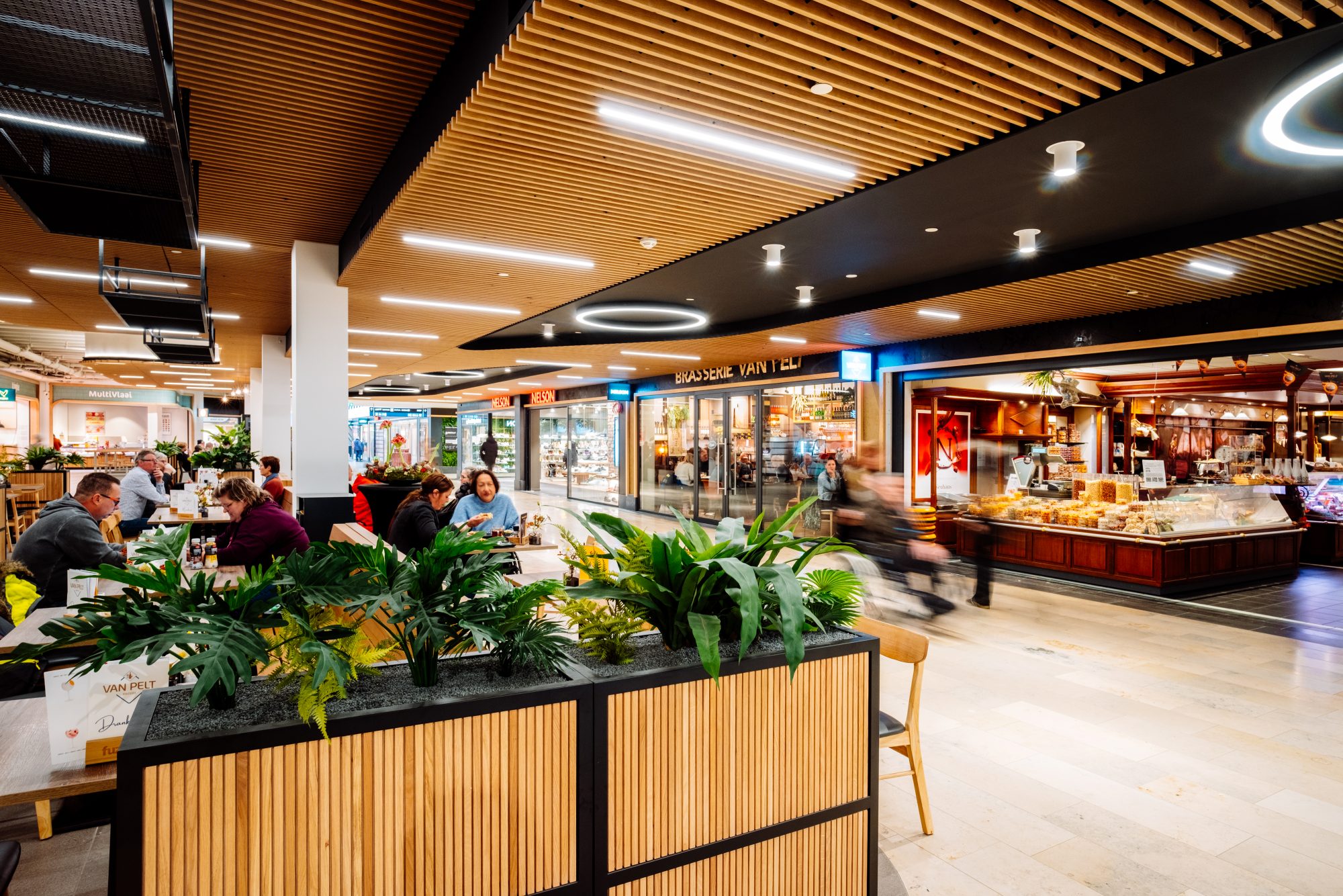 Het horecaplein met houten plafond en versmarkten