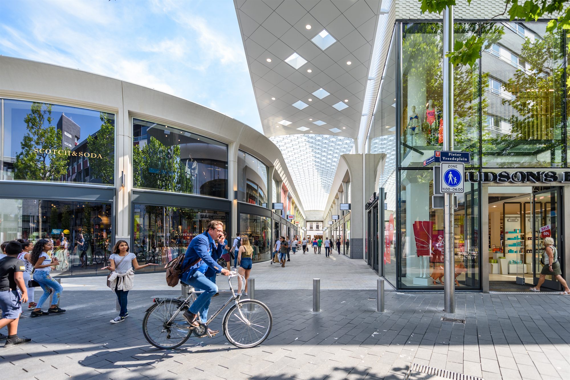 De nieuwe overkapte winkelstraat tussen Pieter Vreedeplein en Emmapassage