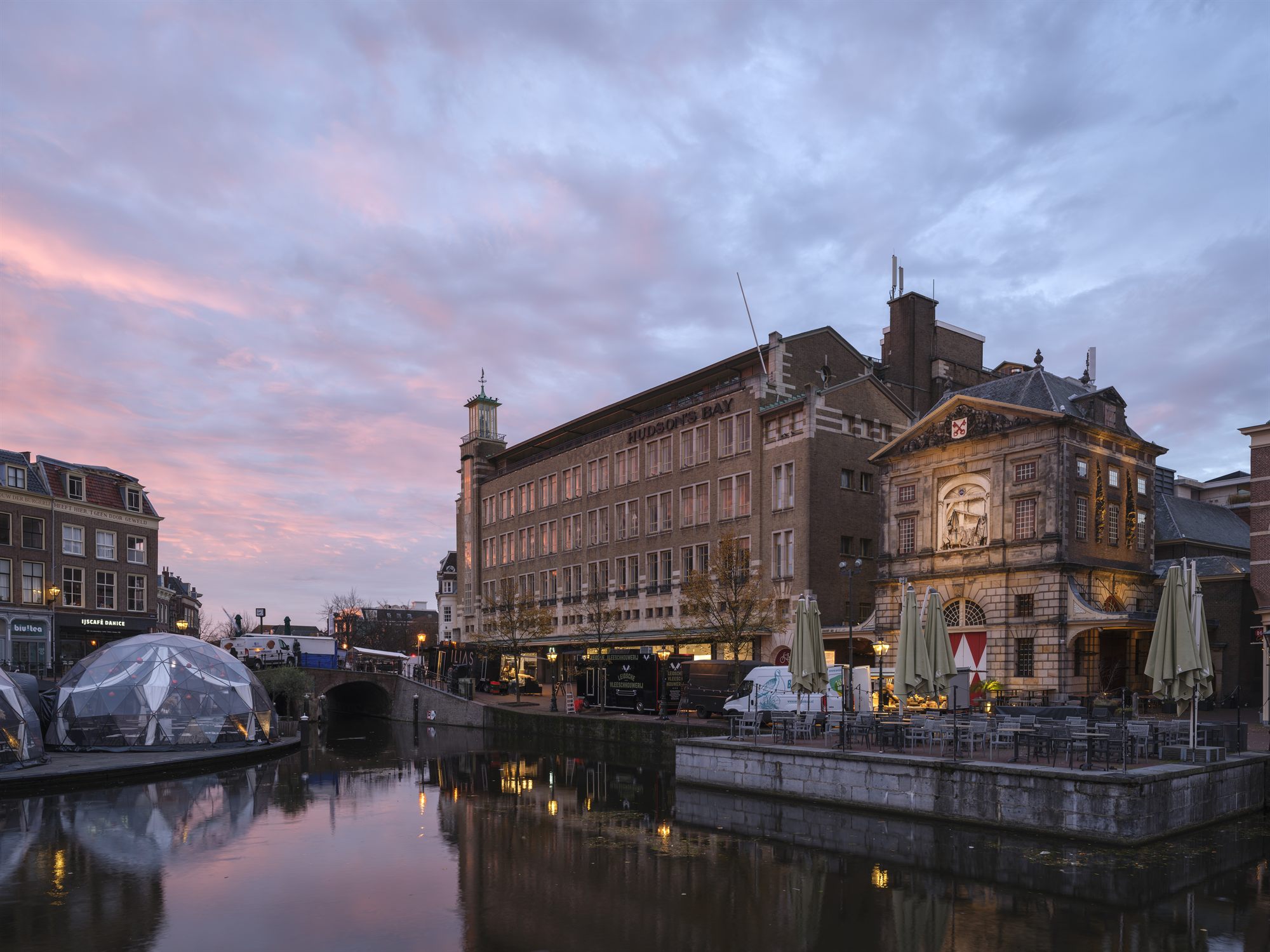 De Waaren aan de Aalmarkt bij schemering, gezien vanaf het water
