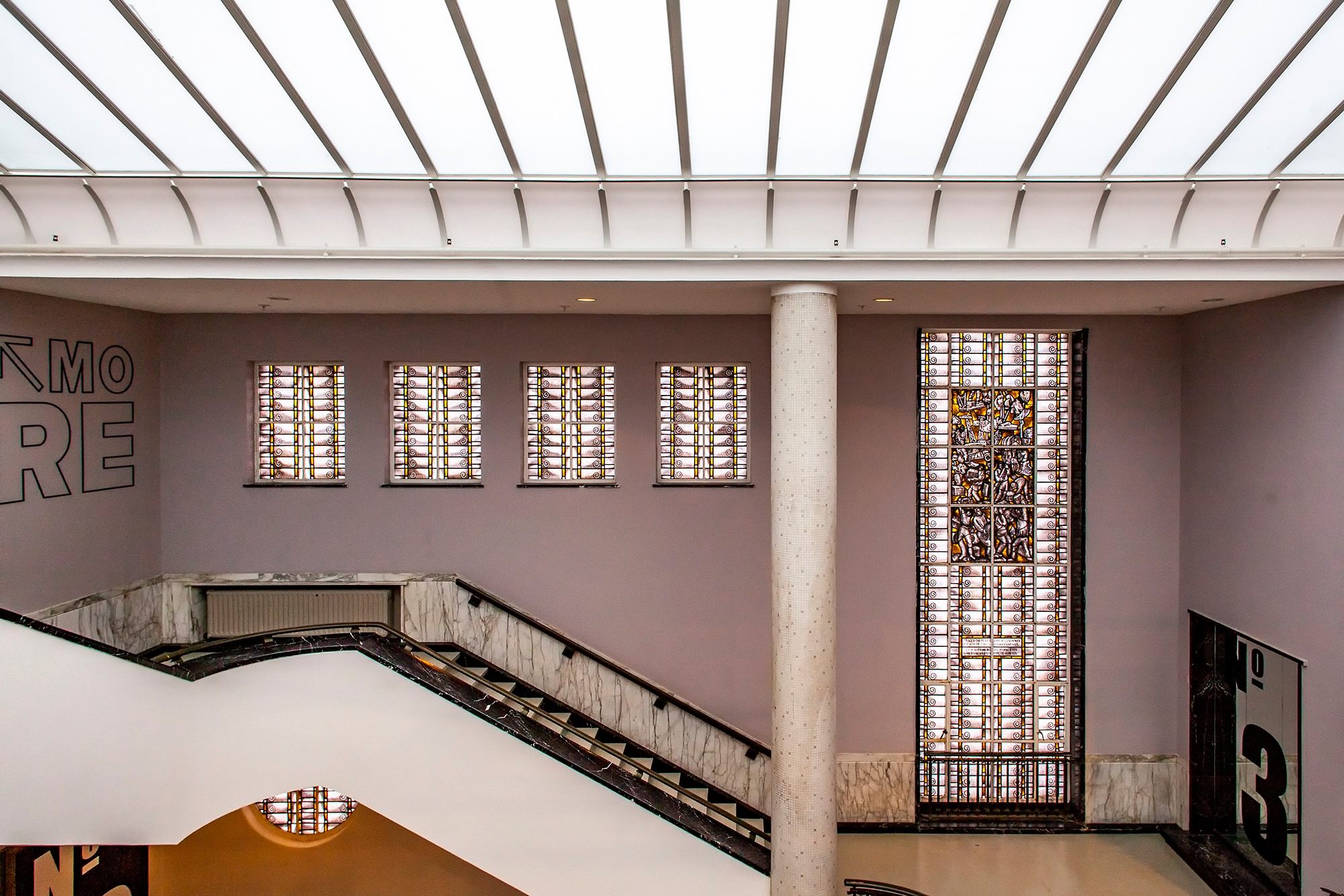 Het monumentale trappenhuis met bovenlicht