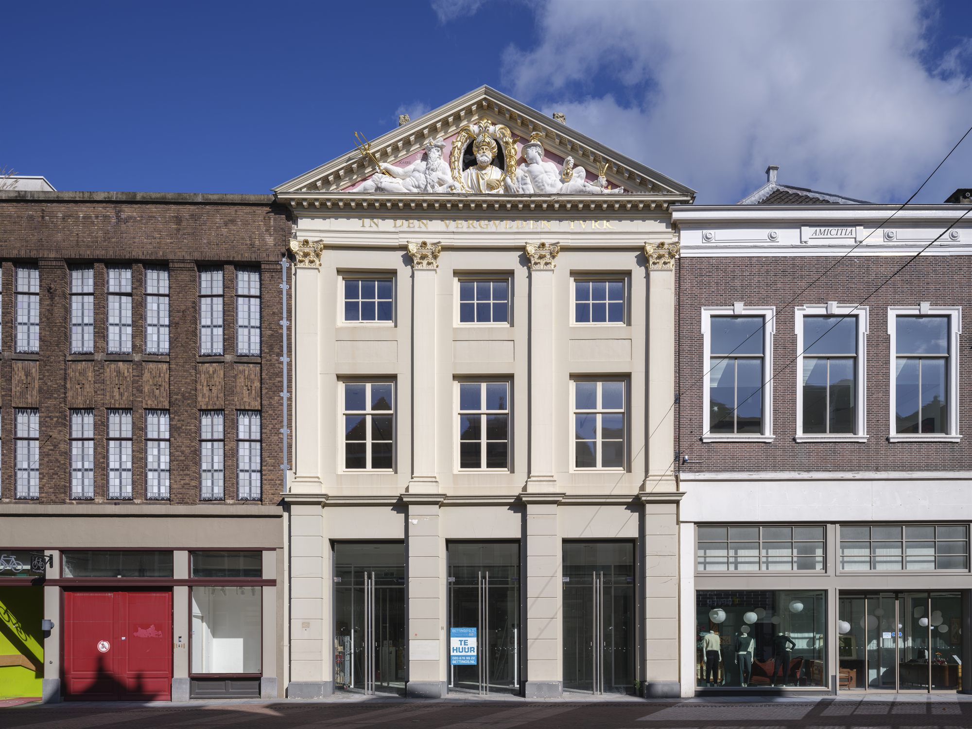 De monumentale gevel met fronton en beeldhouwwerk