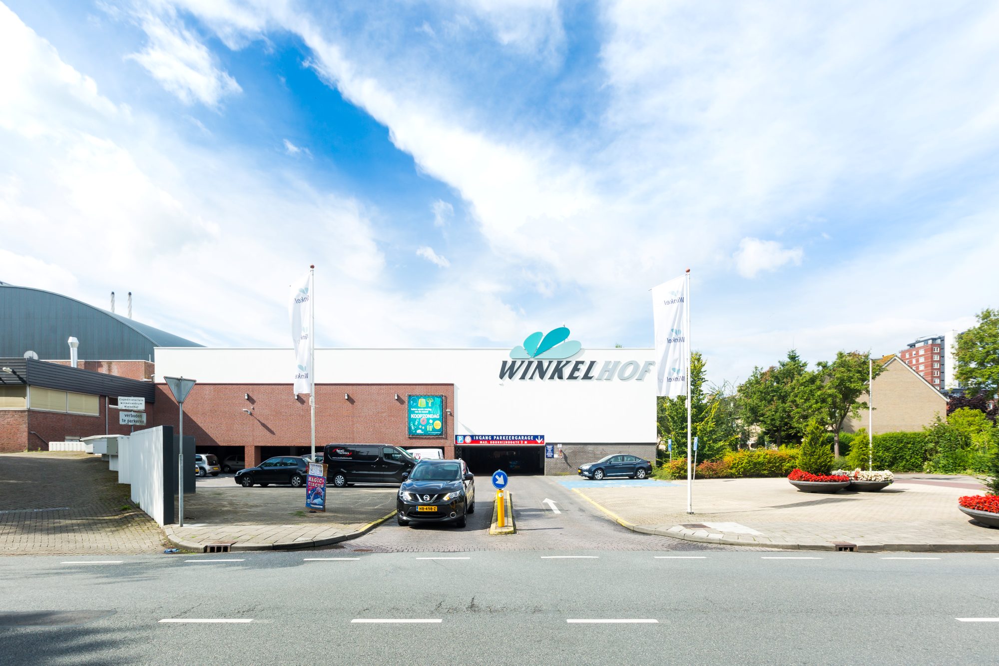 Winkelcentrum Winkelhof in Leiderdorp, gezien vanaf het parkeerterrein